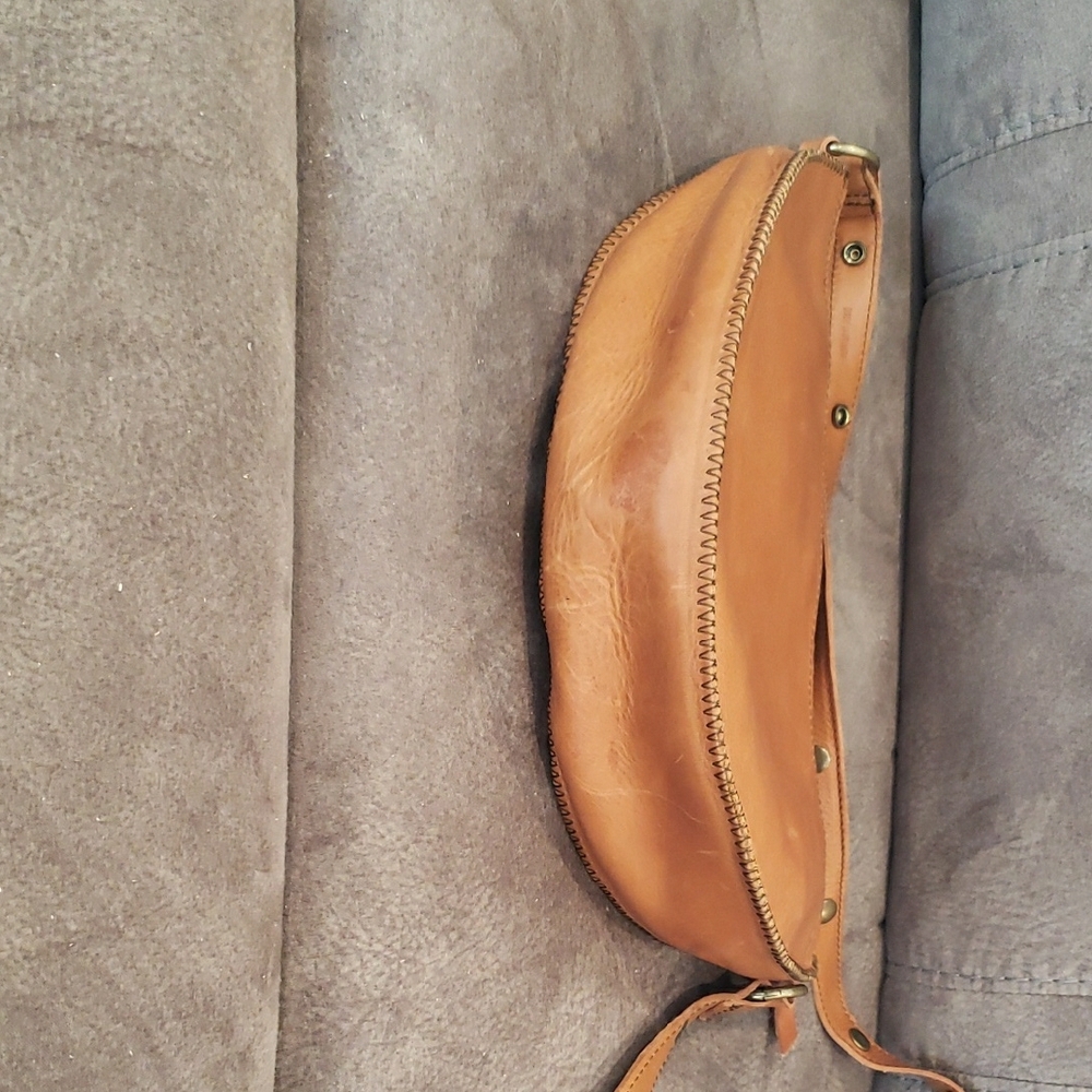 Chic Tan Leather Crossbody Bag - Picture 5 of 8